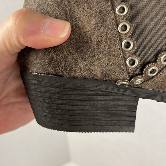 Sbicca Murphy Taupe Ankle Booties Shoe Size 8.5 Stacked Heel Rivet Accent